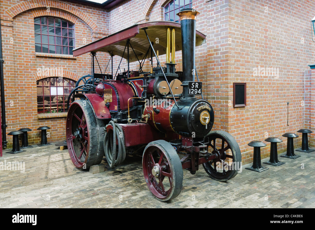 Ancien moteur de traction à vapeur stationné sur une rue pavée Banque D'Images