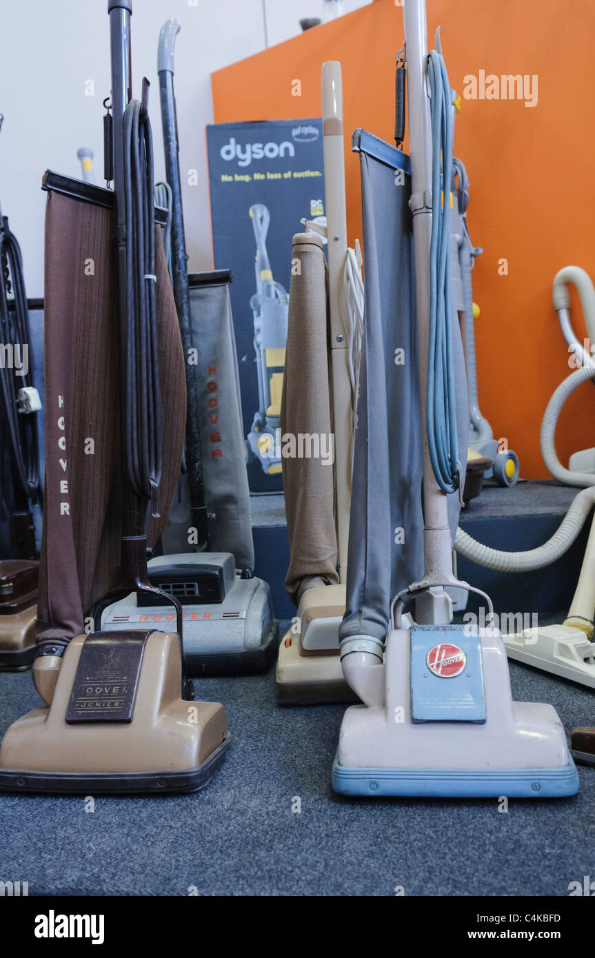 Collection de vieux aspirateurs des années 60, 70 et 80, principalement  Hoovers Photo Stock - Alamy