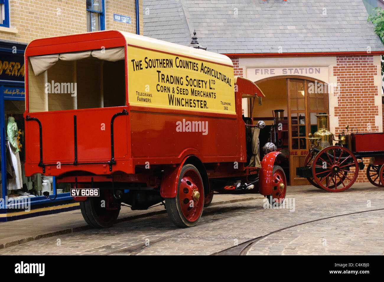 Camion de début du xxe siècle dans une rue pavée Banque D'Images