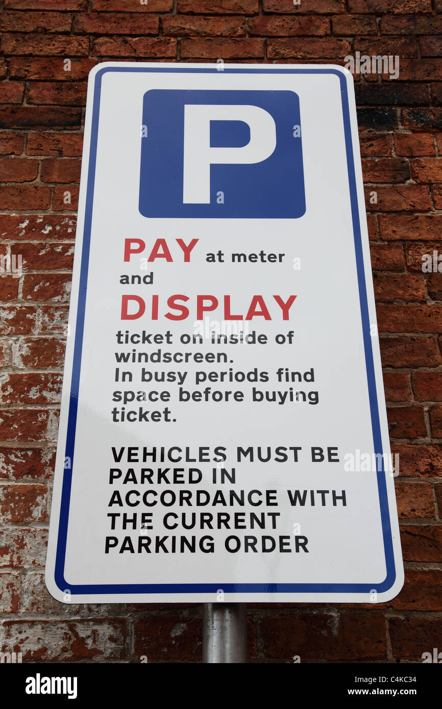 Payer et Afficher un panneau parking au Royaume-Uni. Banque D'Images Payer et Afficher un panneau parking au Royaume-Uni. Banque D'Images