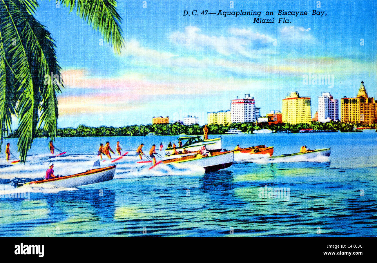 1940 vintage , carte postale de bateaux en bois tirant aquaplane riders sur Biscayne Bay à Miami, Floride Banque D'Images