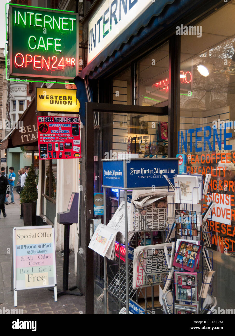 Les marchands de journaux et Internet café ,Charing Cross Road London, Angleterre Banque D'Images