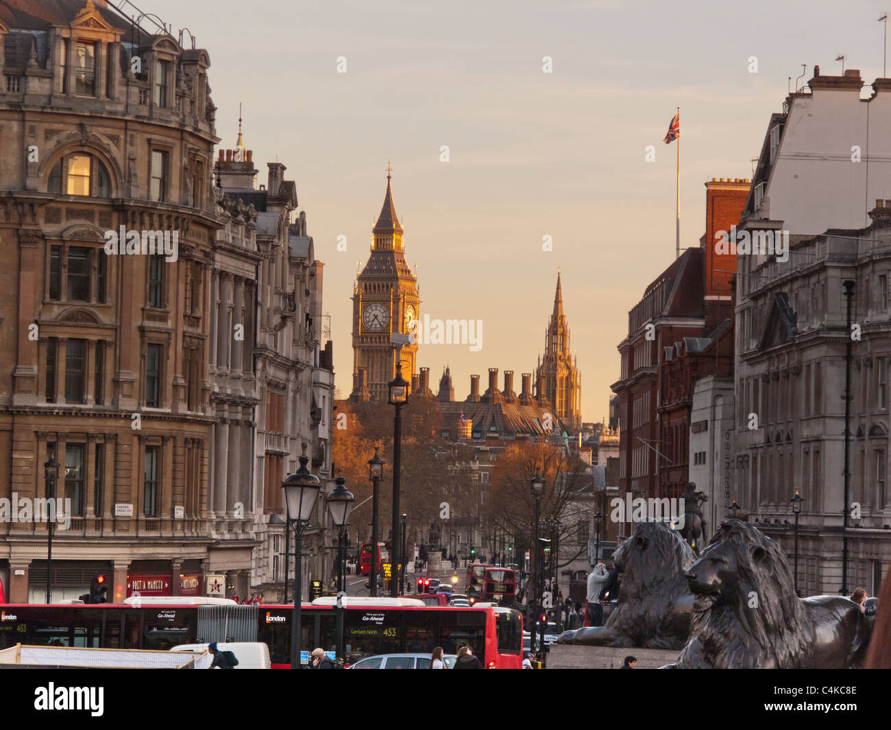 Les chambres du Parlement et le Big Ben à la tour de l'horloge de Trafalgar Square, Londres, Angleterre Banque D'Images