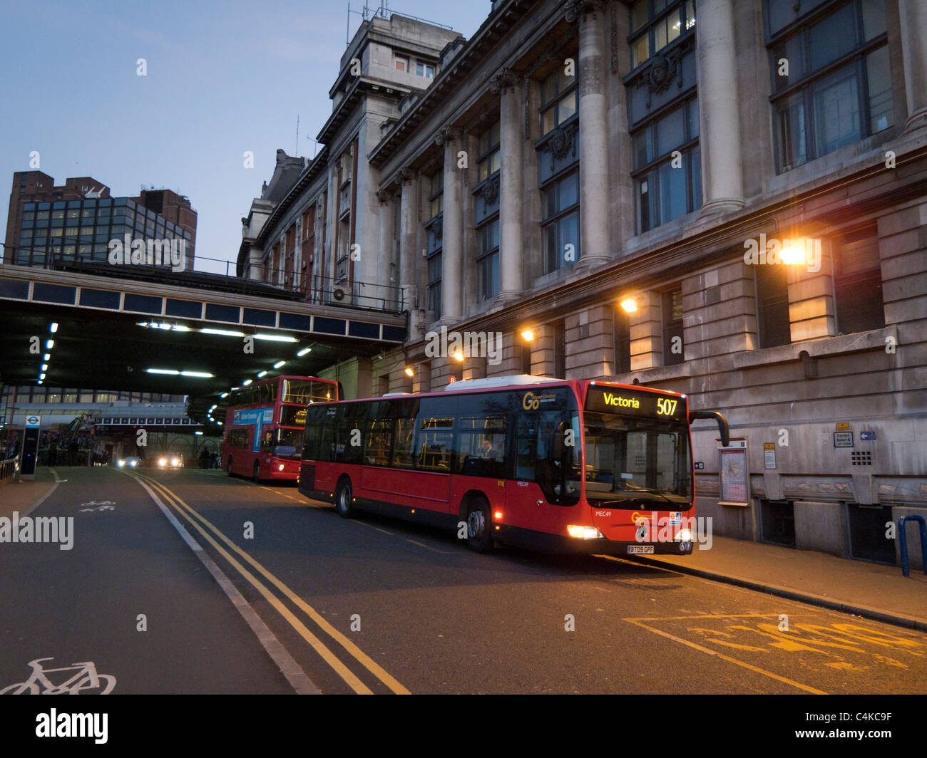 Red London bus des transports publics, à la gare de Waterloo à Londres,Angleterre,nuit Banque D'Images