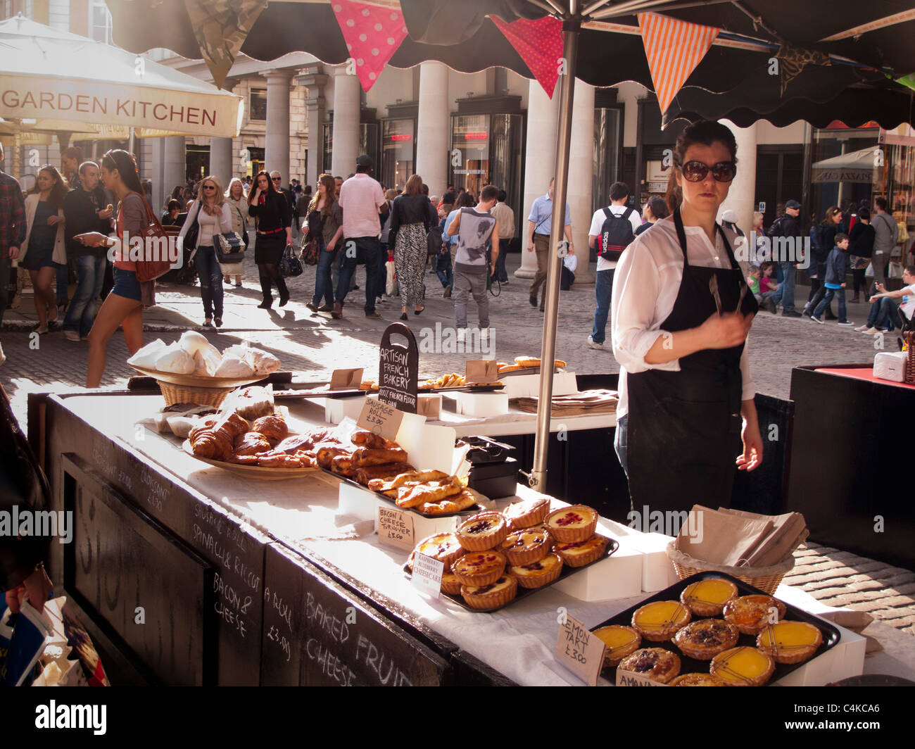 Comptoir de boulangerie française artisanale, marché couvert de Covent Garden, Londres, Angleterre Banque D'Images