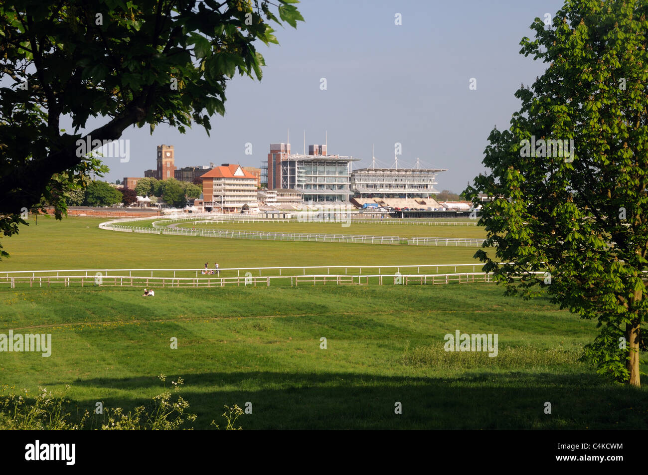 L''hippodrome de York, et l'horloge de l'ancienne usine de Terry, dans la ville de York, Yorkshire, Angleterre Banque D'Images