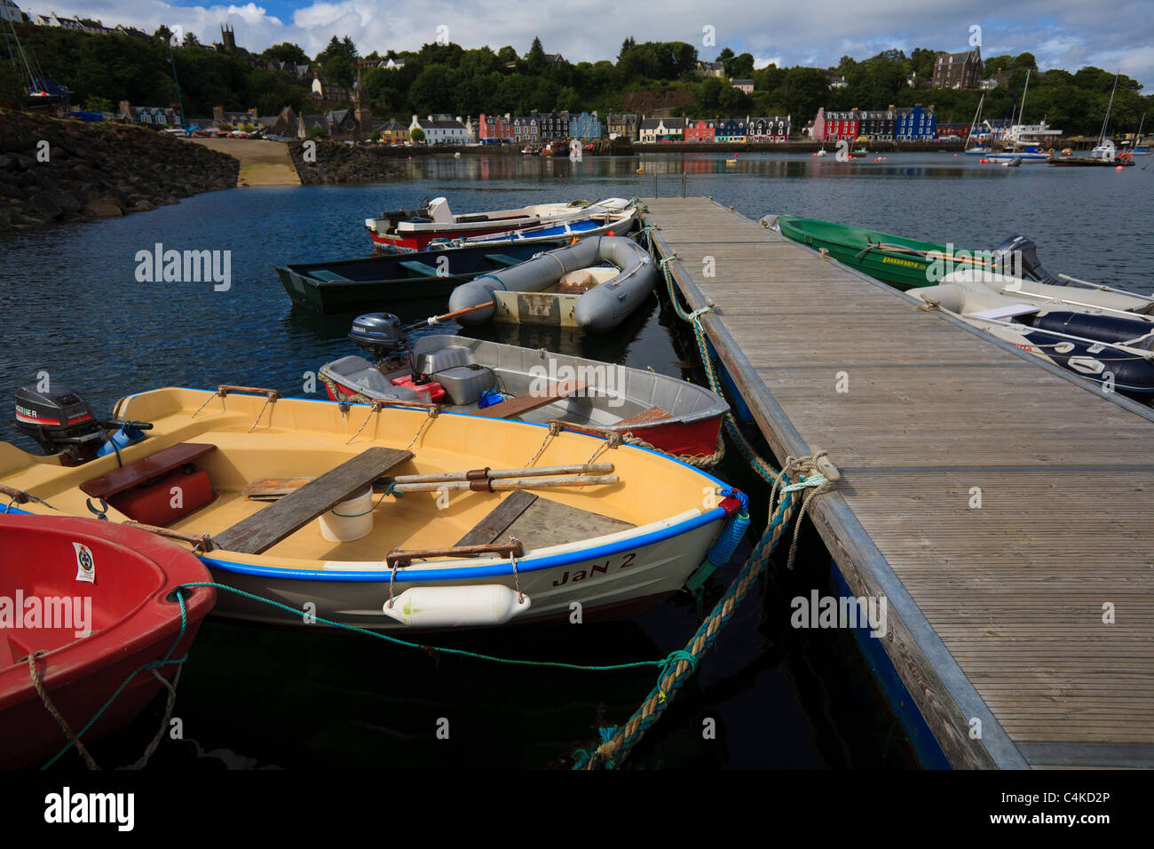 Les petits bateaux amarrés dans le port de Tobermory sur l'île de Mull, Hébrides intérieures. Banque D'Images