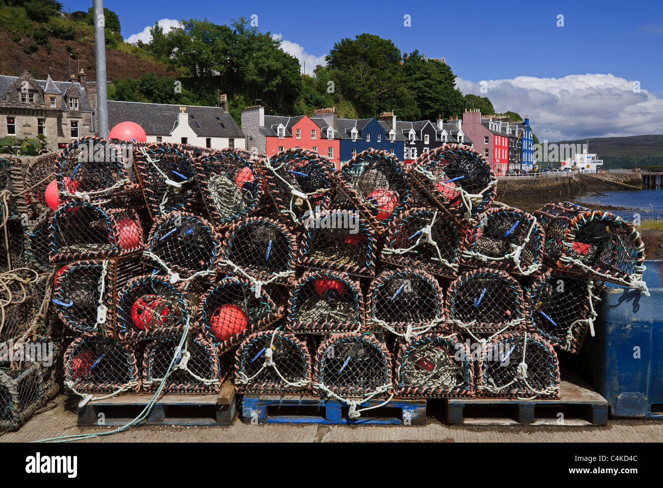 Des casiers à homard sur le port de Tobermory sur l'île de Mull, Hébrides intérieures. Banque D'Images