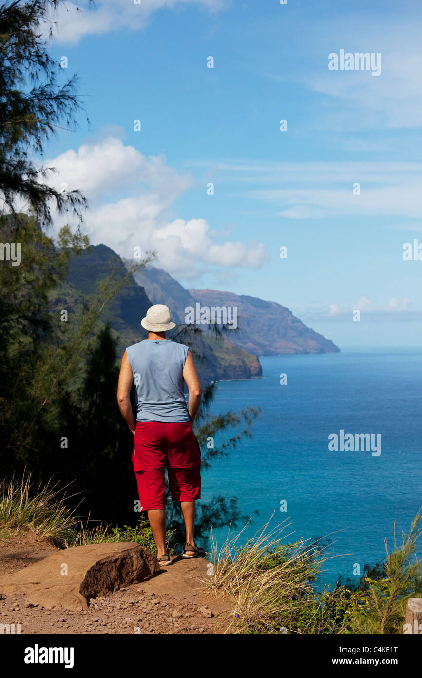 L'homme sur la falaise sur la côte de Na Pali, Kauai, Hawaii Banque D'Images