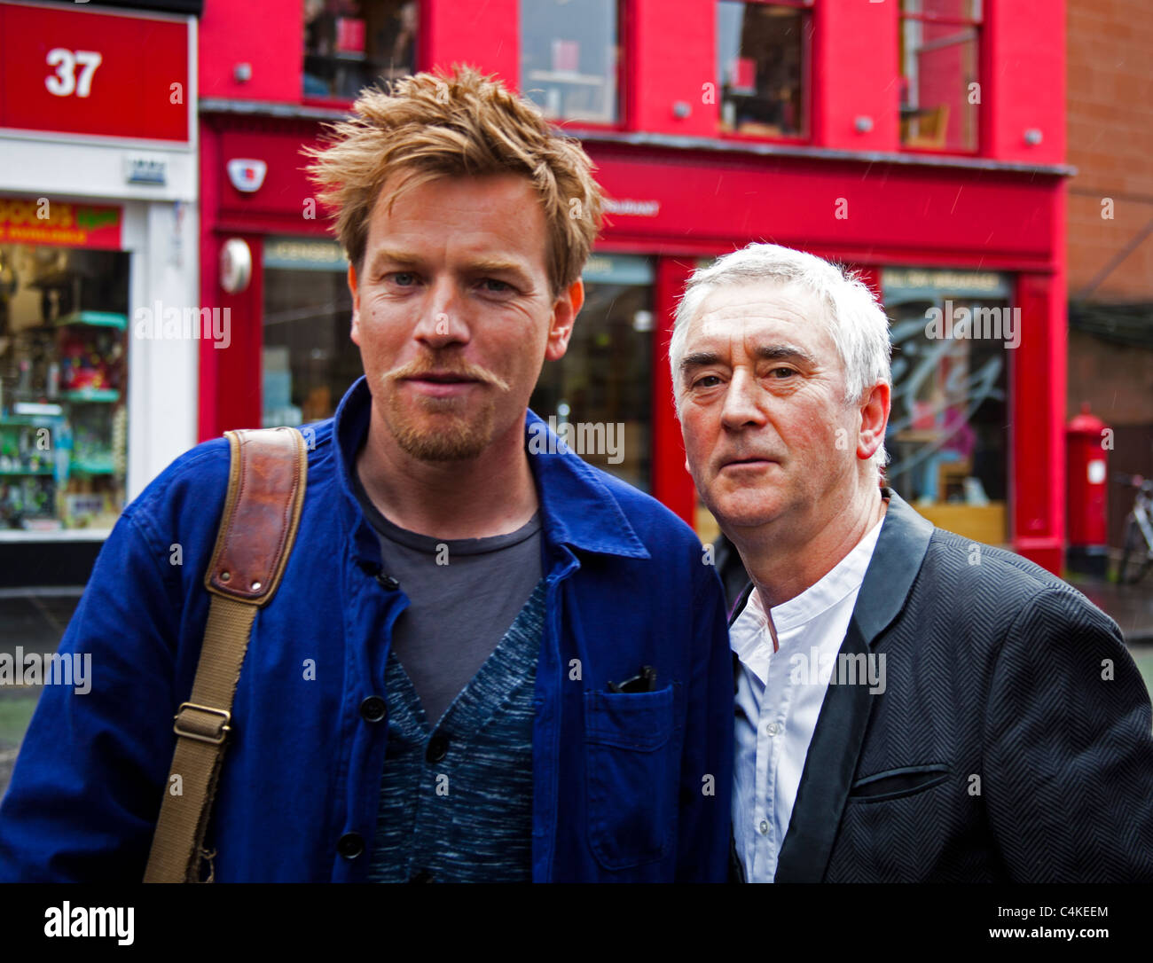 Ewan McGregor avec oncle Denis Lawson avant Edinburgh Film Festival 2011 ouverture de son film de science-fiction parfaitement logique Banque D'Images