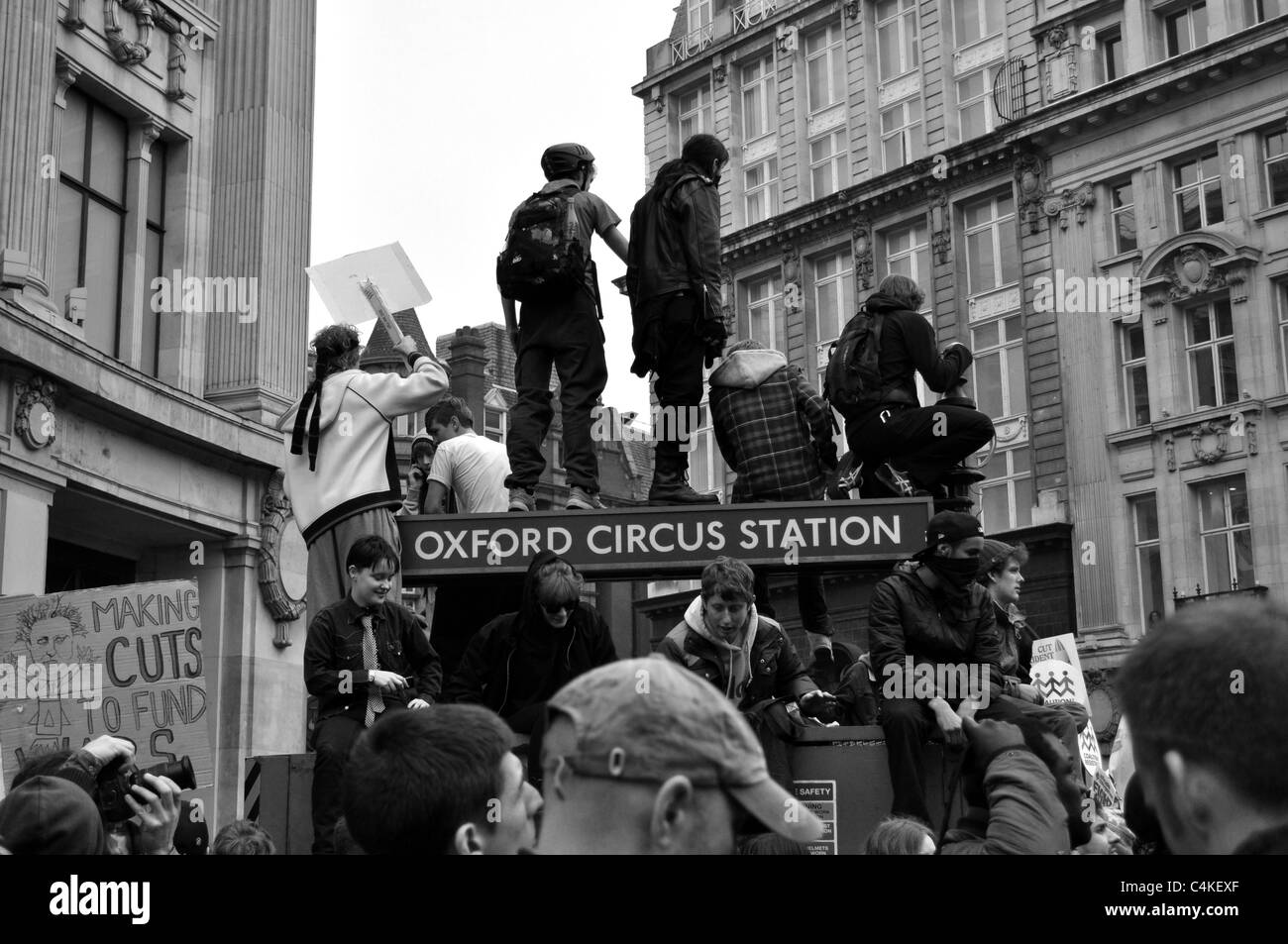 La photographie numérique en noir et blanc de l'anti-coupures mars 26 mars pour l'alternative à travers Londres. Banque D'Images