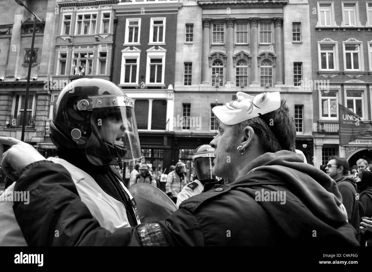 La photographie numérique en noir et blanc de l'anti-coupures mars 26 mars pour l'alternative à travers Londres. Banque D'Images