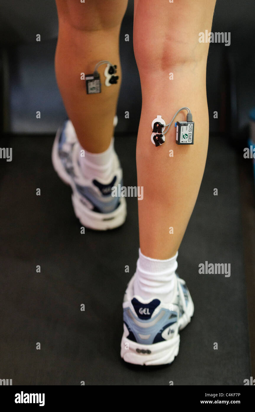 Gge, ectromyographic capteurs fixés pour les jambes d'une jeune femme Banque D'Images