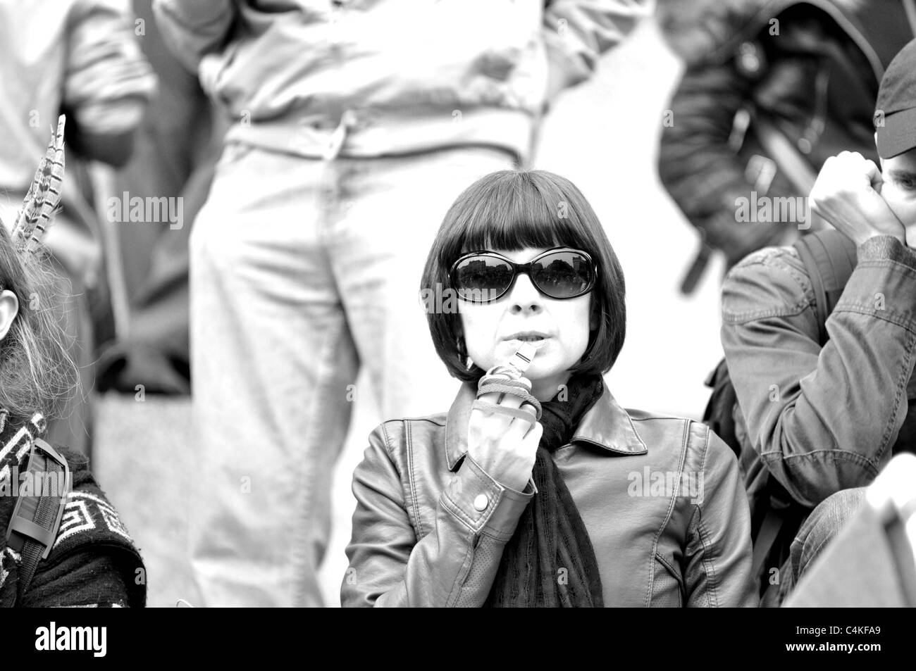 La photographie numérique en noir et blanc de l'anti-coupures mars 26 mars pour l'alternative à travers Londres. Banque D'Images