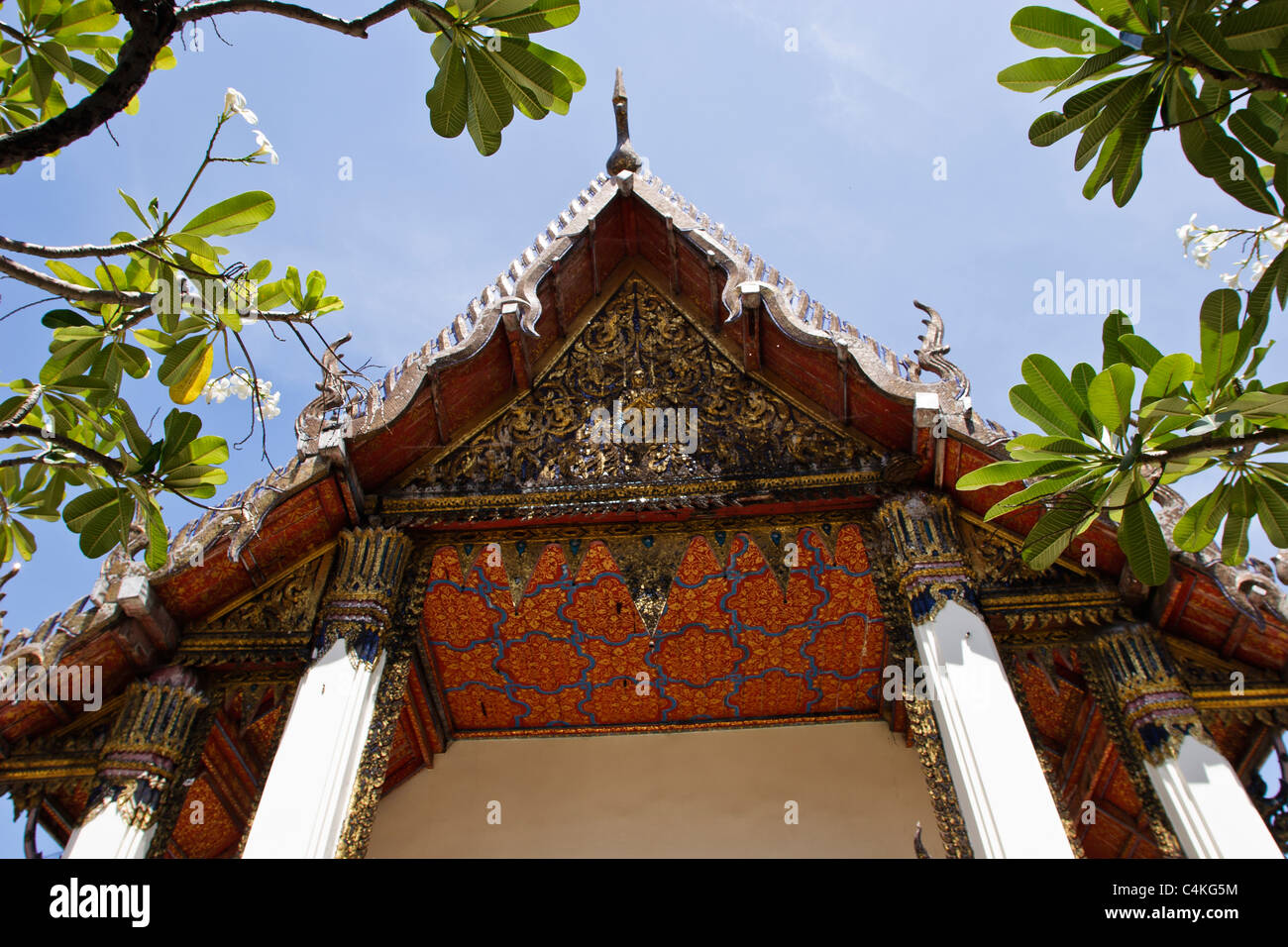 Cadre coloré et richement décoré de toit au temple Wat Yannawa, Bangkok, Thaïlande. Banque D'Images