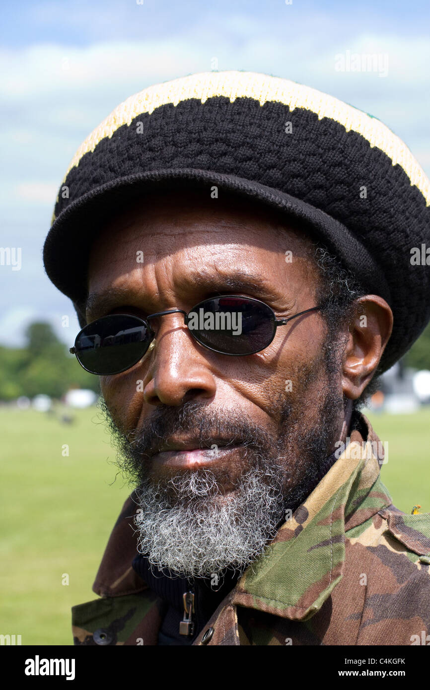 Portrait Homme portant un bonnet Rasta Woolen à l'événement Africa Oye  Dans le parc Sefton Liverpool  le plus grand festival DE musique AFRICAINE GRATUITE du Royaume-Uni Banque D'Images