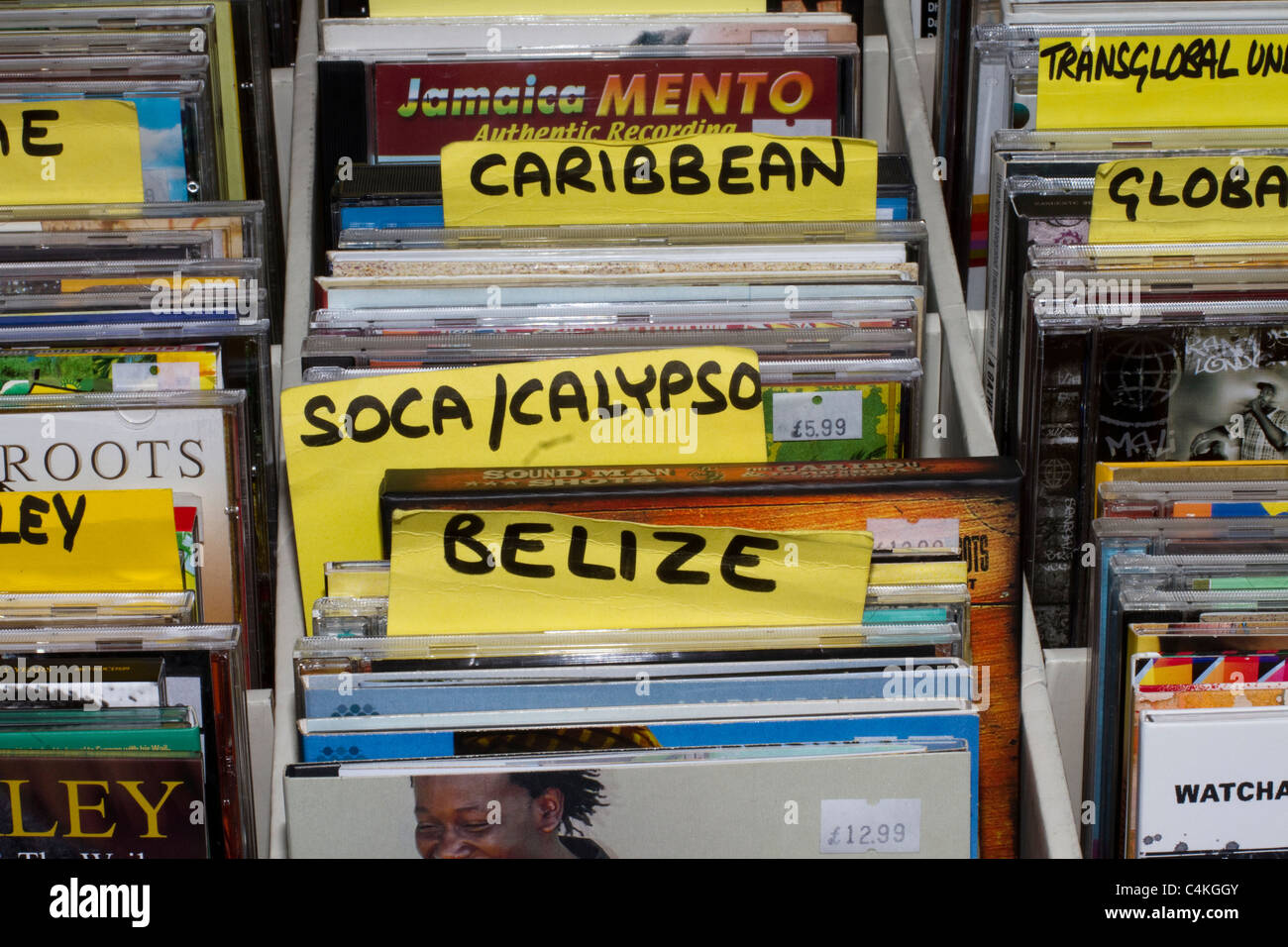 La Sierra Leone, l'Afrique, des Caraïbes, des CD musicaux, de la musique, d'affaires, shop, l'occupation, les gens, l'appartenance ethnique, la navigation, propriétaire de l'entreprise, du Caucase, de CD, de choix, de l'horizontale, de la marchandise, de l'organisation, magasin de disques, le commerce de détail, marque, cd, couvrir, créatifs, décoration, design, soirée disco records ethniques Afrique à Oye. Évènement à Sefton Park, Liverpool, Merseyside UK  le plus grand festival de musique libre. Banque D'Images