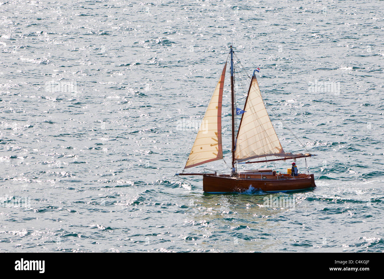 Small wooden sailing yacht en mer France Europe Banque D'Images