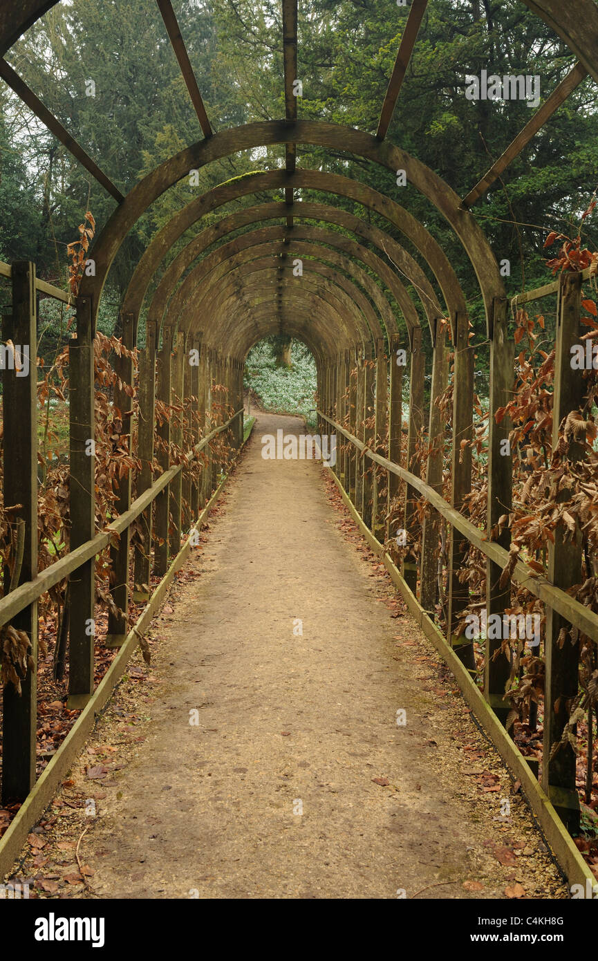 Chemin dans les motifs de la Rococo Gardens, Painswick, Gloucestershire, Royaume-Uni. Banque D'Images