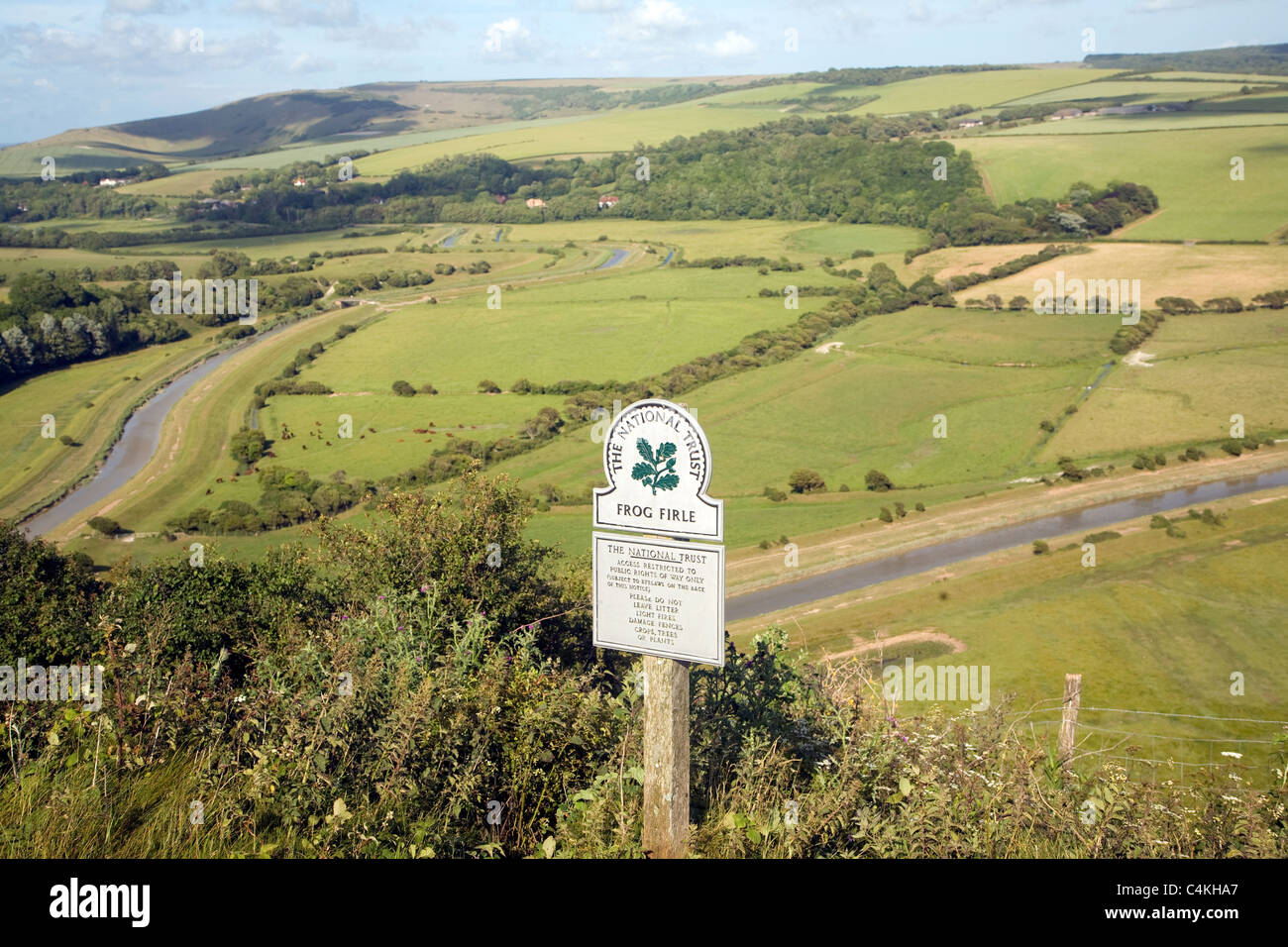 Profondeur de champ à Frog Firle signe National Trust, et plus haut, près de 1 156 km, East Sussex, Angleterre Banque D'Images
