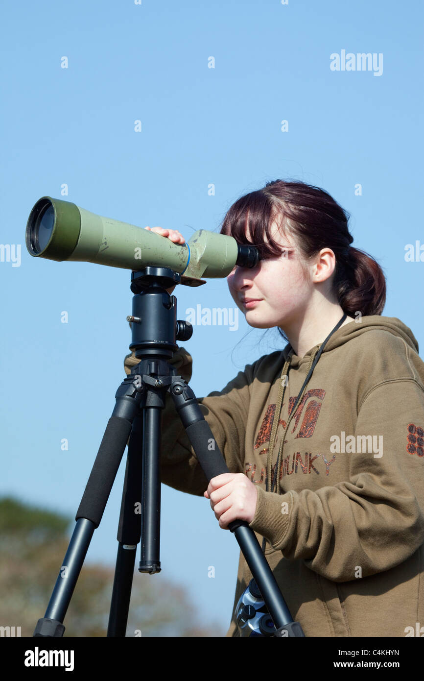 Girl l'observation des oiseaux ; Cornwall Banque D'Images