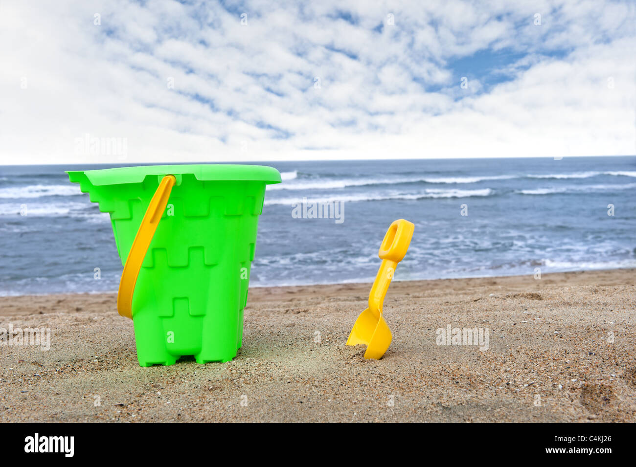 Un seau et une pelle de plage enfants jouet sur une plage Banque D'Images