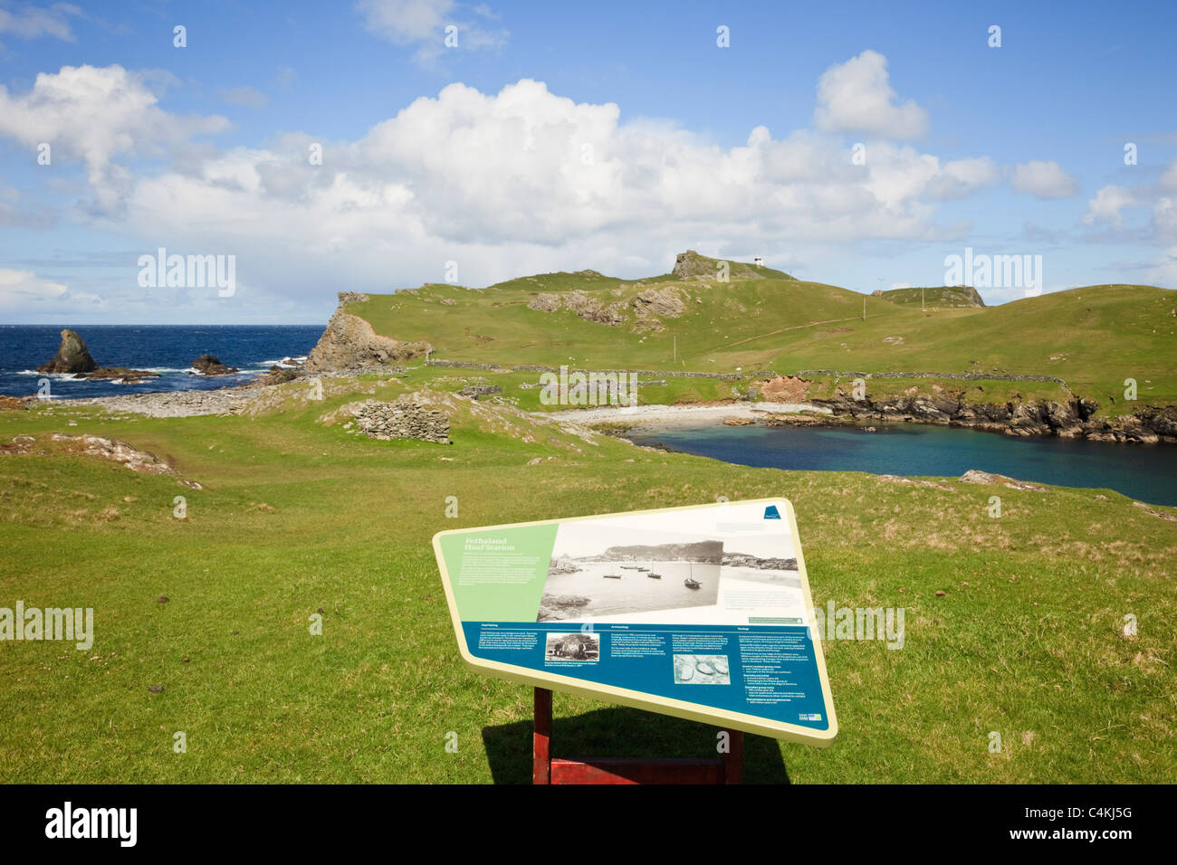 Fethaland, Shetland, Scotland, UK. Informations touristiques à l'ancien conseil Haaf, poste de pêche site du patrimoine mondial en bay Banque D'Images