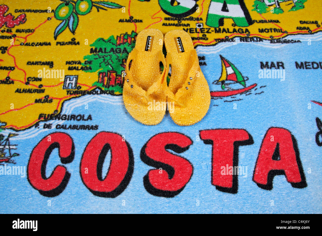 Serviette de plage avec des tongs, Calypso, Costa del Sol, la province de  Malaga, Andalousie, Espagne, Europe de l'Ouest Photo Stock - Alamy