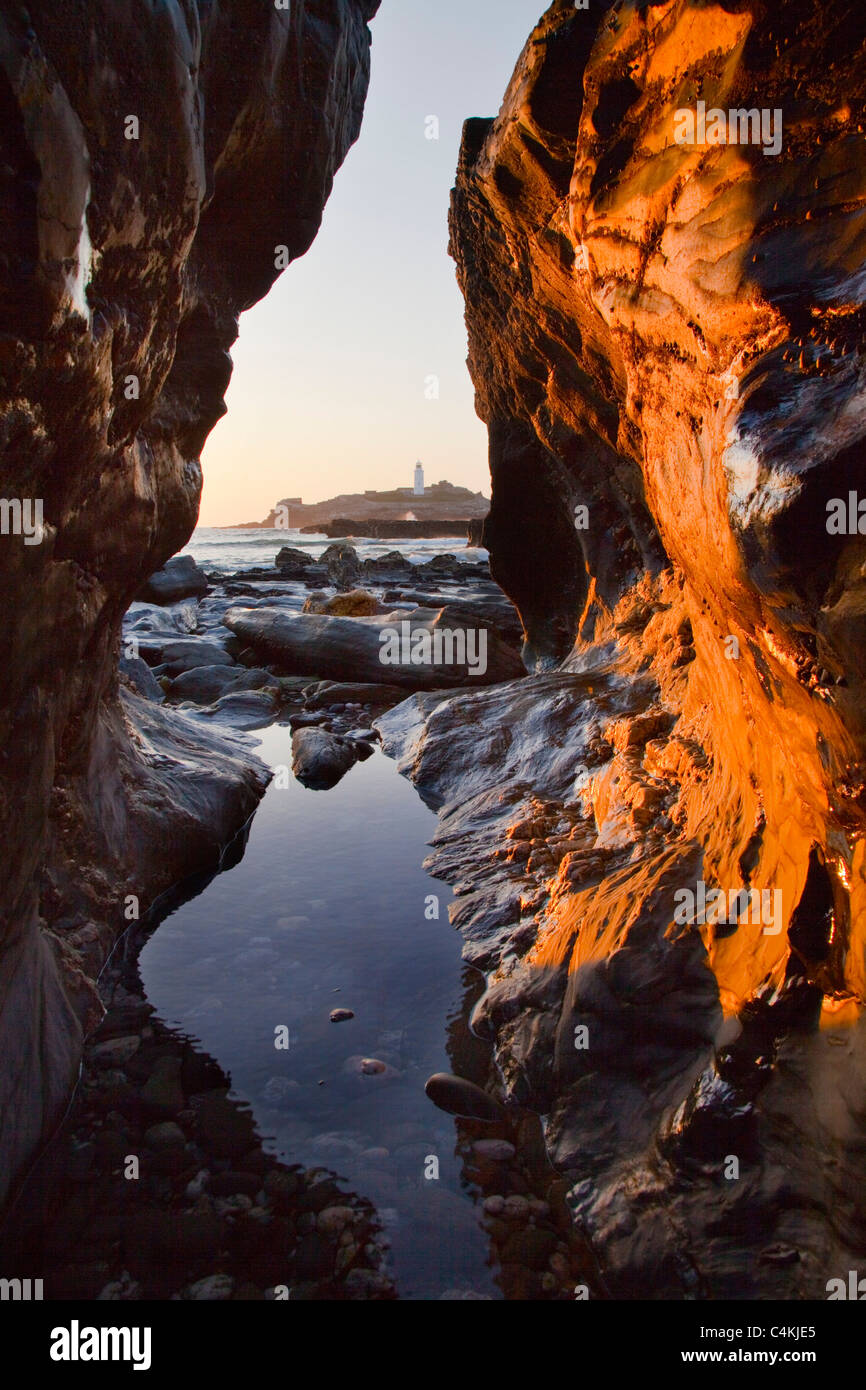 Le phare de Godrevy et vu à travers l'île de Cornwall ; roches Banque D'Images