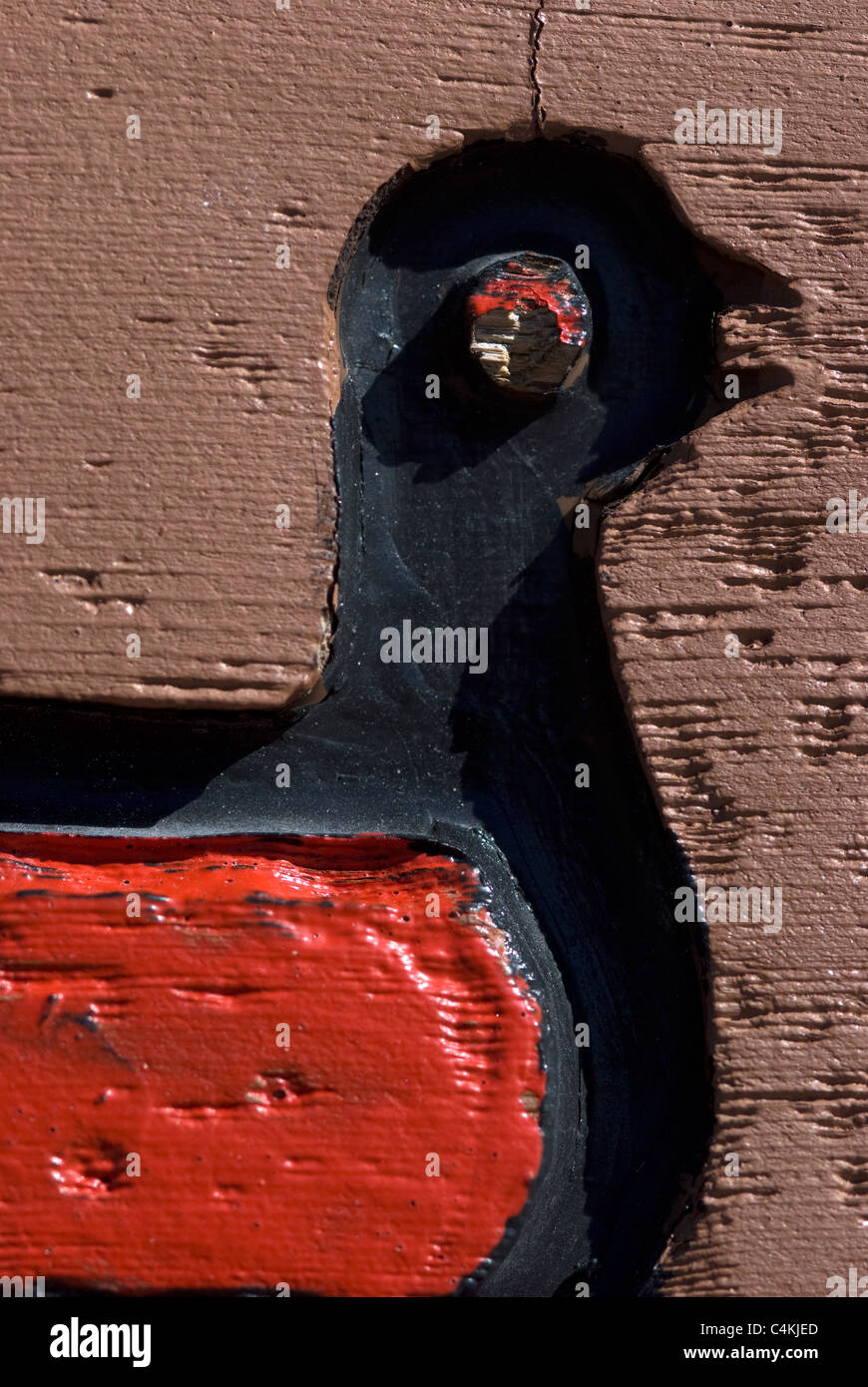 La sculpture détaillée d'un pétroglyphe Turquie Merriam stylisé, le symbole officiel de Bandelier National Monument : Falls Trail. Banque D'Images