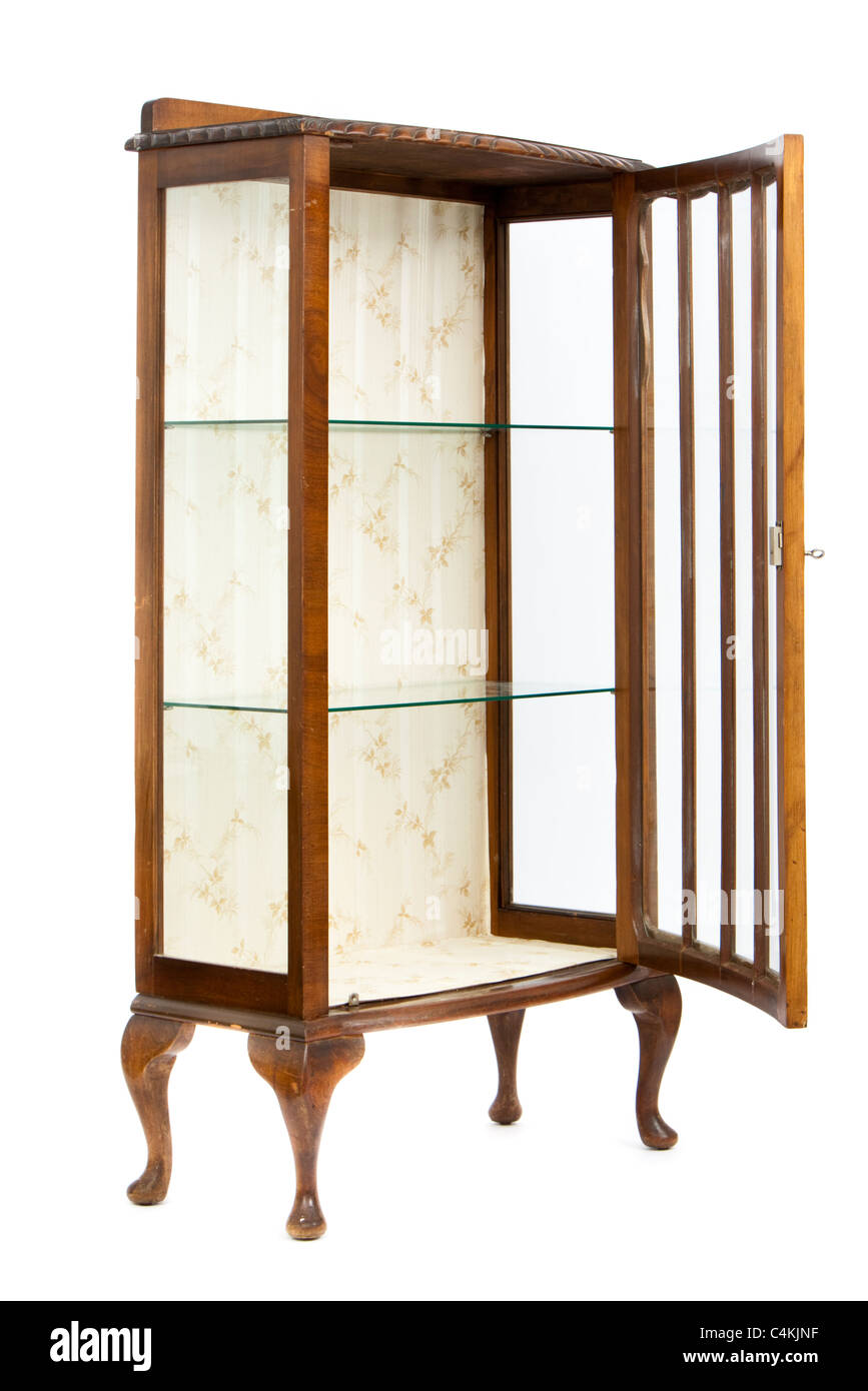 Noyer antique et verre display cabinet Banque D'Images