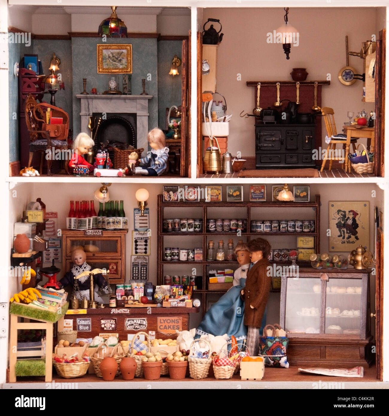 La vie à l'intérieur d'une maison de poupées victorienne / Edwardian Banque D'Images