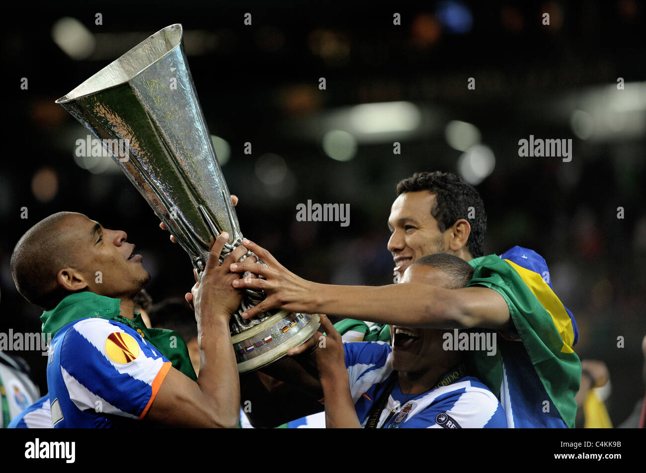Fernando de FC Porto (L) détient l'Europa Cup et célèbre avec coéquipiers Banque D'Images