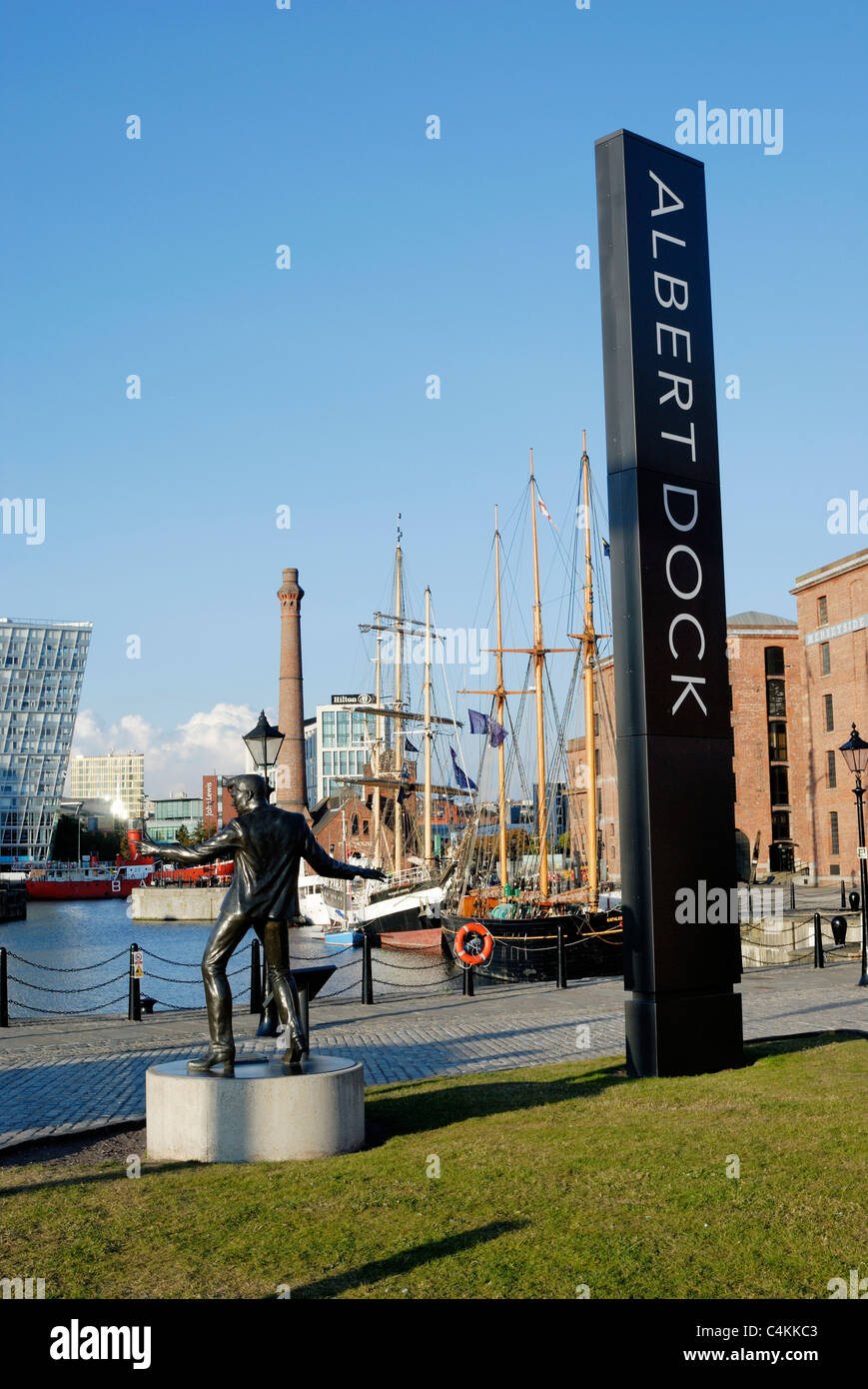 Albert Dock signe et statue de la chanteuse Billy Fury qui est né à proximité à Dingle. Banque D'Images