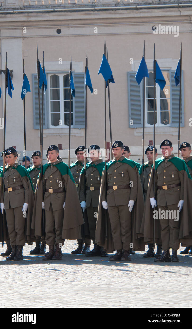 La relève de la garde au Palais du Quirinal (Palazzo del Quirinale), résidence officielle du Président, Rome, Italie Banque D'Images