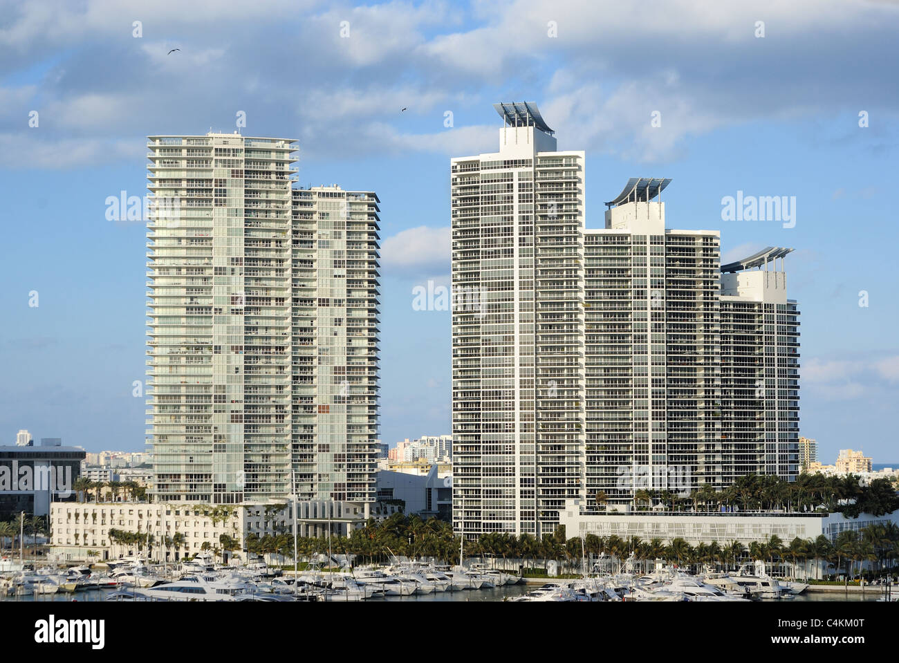 Haut résidentiel de luxe se lève à Star Island à Miami, en Floride. Banque D'Images