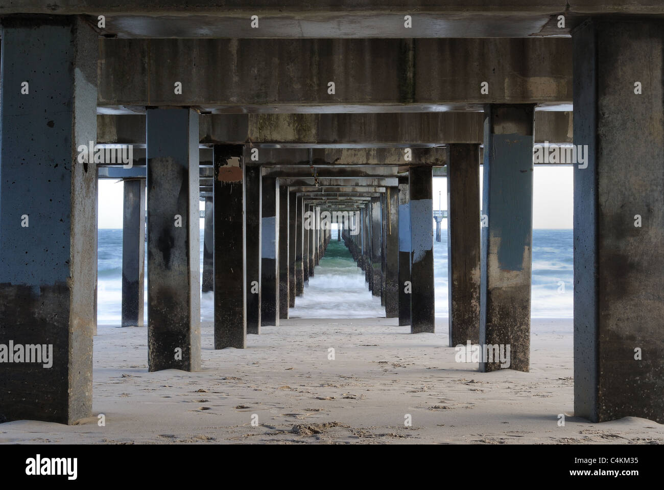 Sous une jetée sur la plage de Coney Island, à New York. Banque D'Images