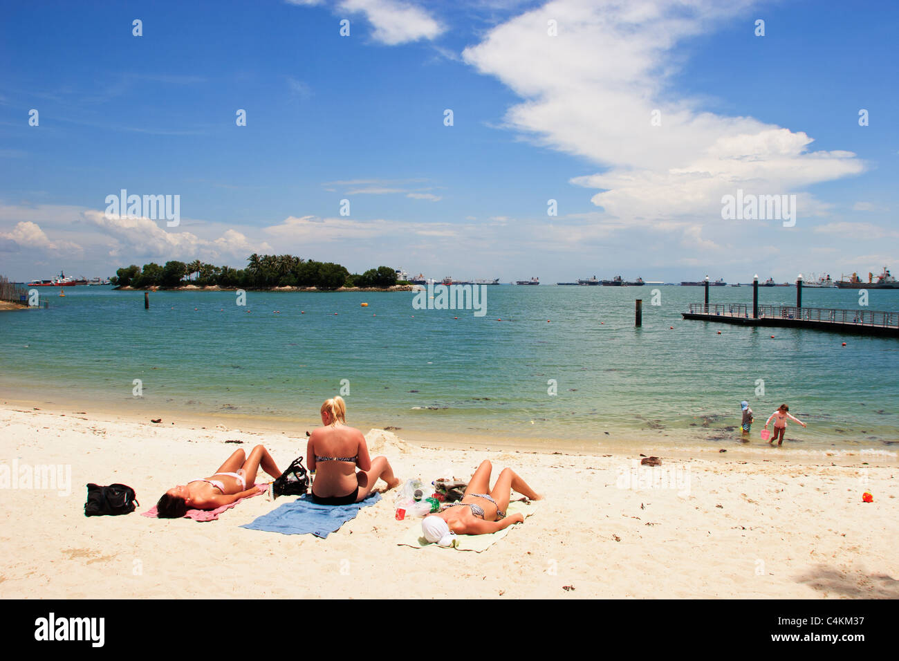 Le soleil sur la plage de Siloso, Sentosa, Singapour. Banque D'Images