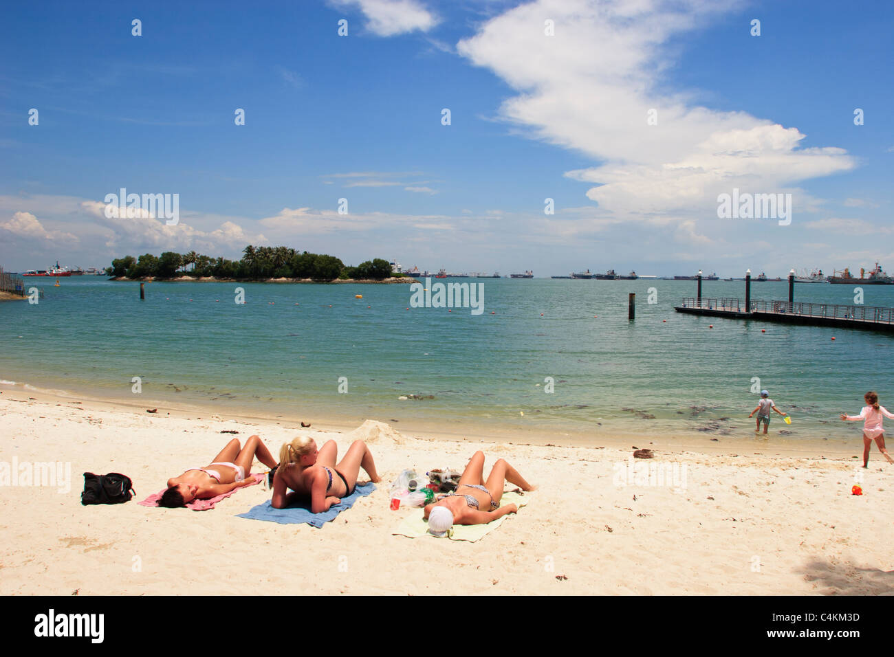 Le soleil sur la plage de Siloso de sable, l'île de Sentosa, Singapour. Banque D'Images