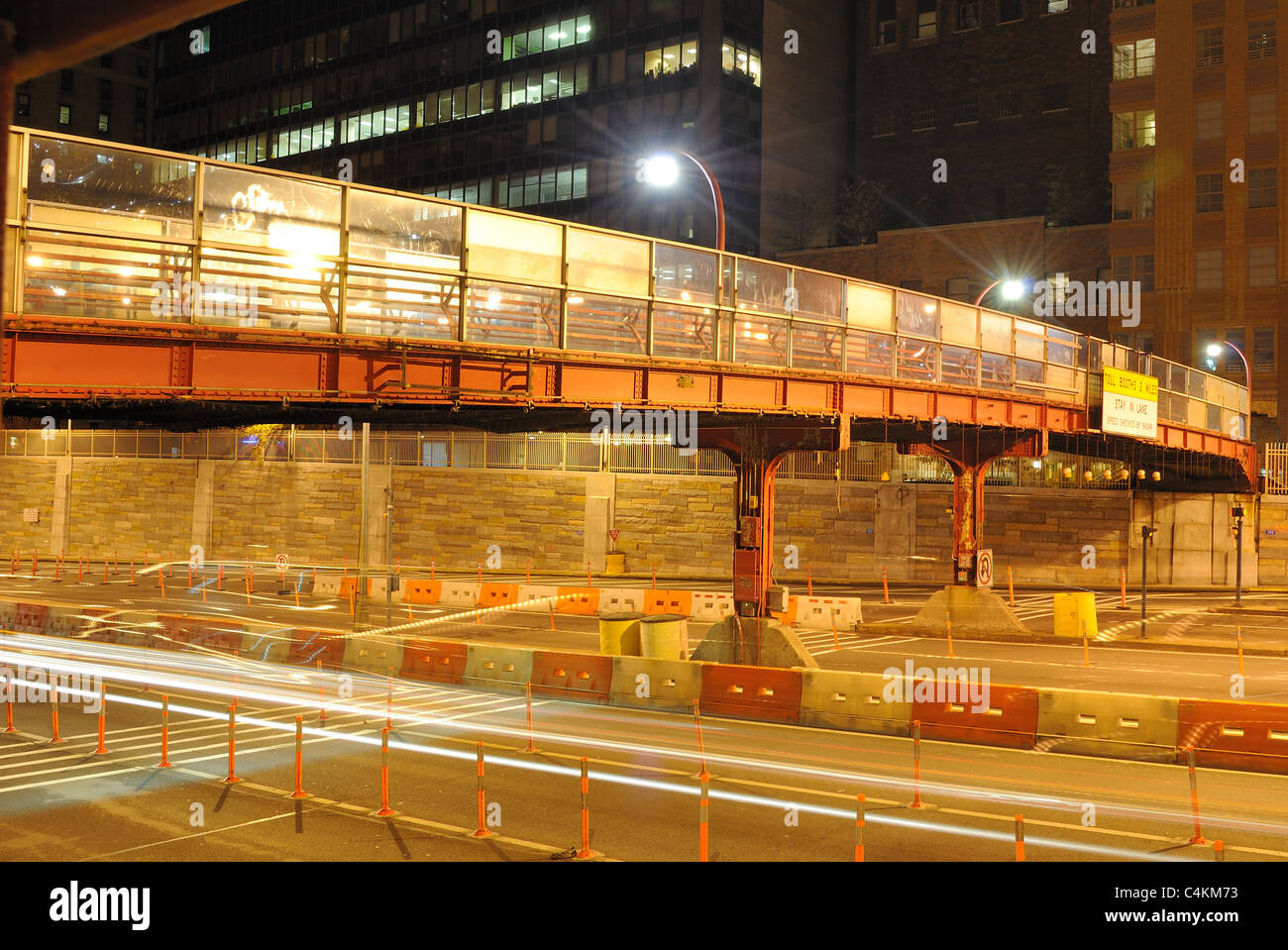 pont de promenade urbain sur une autoroute à new york, new york, états-unis. Banque D'Images