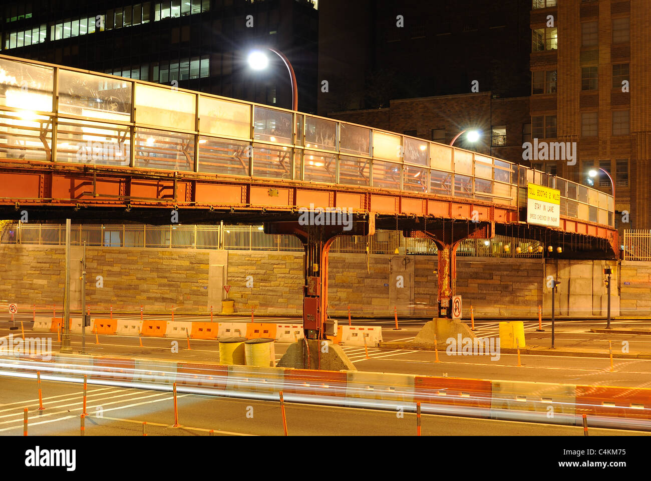 pont de promenade urbain sur une autoroute à new york, new york, états-unis. Banque D'Images