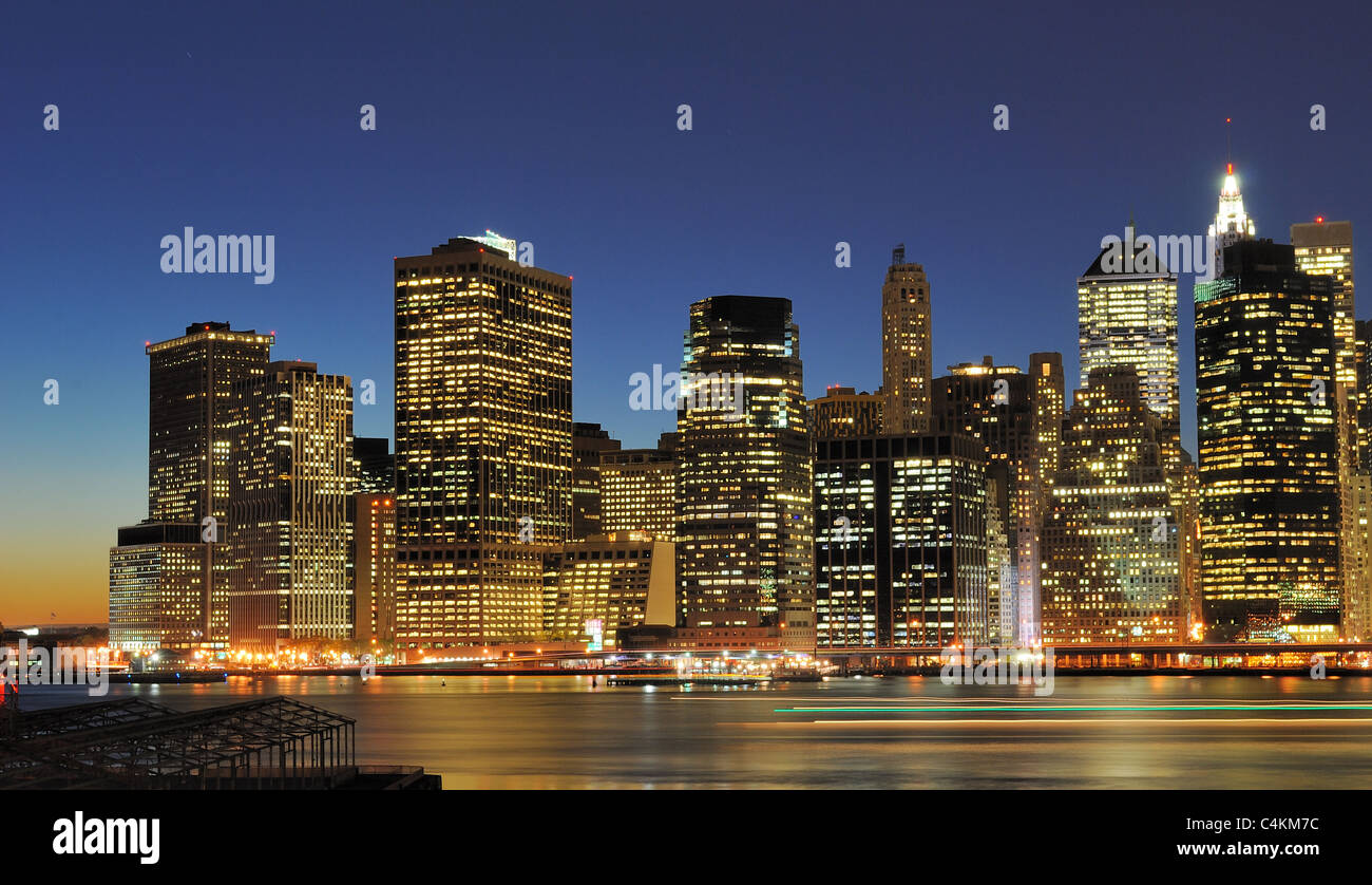Lower Manhattan de nuit de la Brooklyn Heights Promenade. Banque D'Images