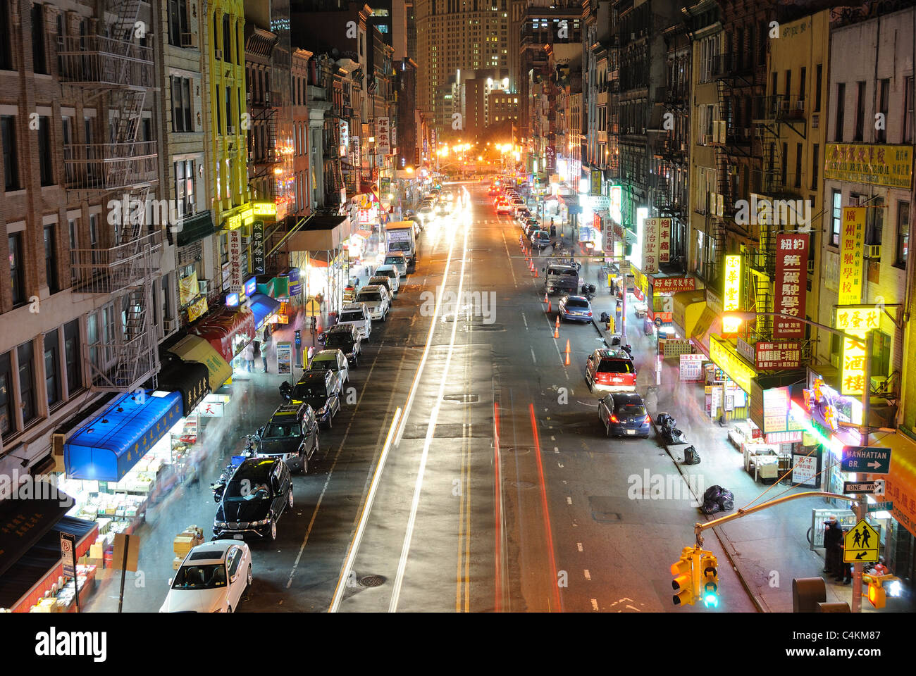Une rue commerçante dans le quartier chinois, la ville de New York, la nuit. Le 24 octobre 2010. Banque D'Images