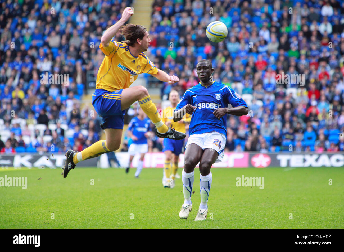 Shaun Barker (gauche) de Derby County FC défis Seyi Olofinjana (droite) de Cardiff City FC, le 2 avril 2011 à Cardiff, Pays de Galles. Banque D'Images