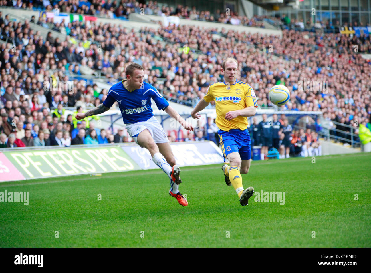 Craig Bellamy (à gauche) de Cardiff City FC de tenter un croisement passé Gareth Roberts (droite) de Derby County FC, 02 avril, 2011 Banque D'Images