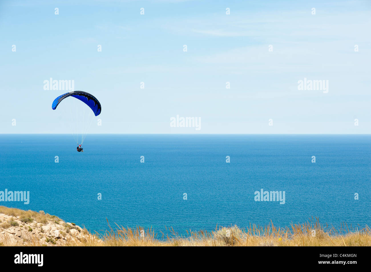 Profitant de son hobby de parapente sur une mer méditerranéenne ensoleillée. Banque D'Images