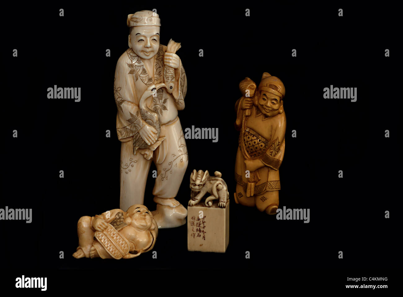 Un groupe de sculptures en ivoire okimono japonais chinois Banque D'Images