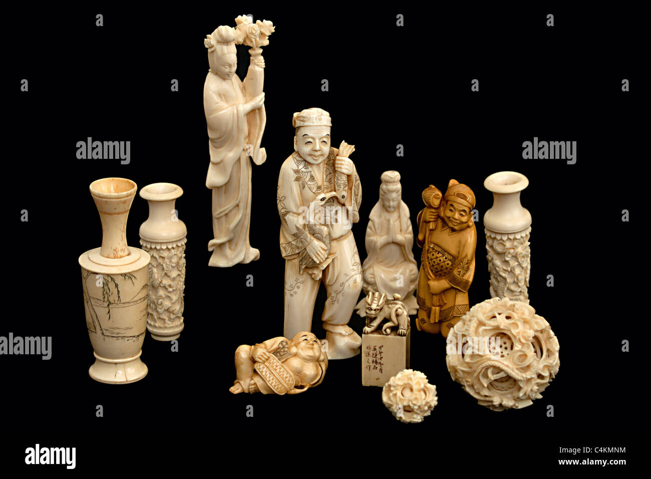 Un groupe de sculptures en ivoire okimono japonais chinois Banque D'Images