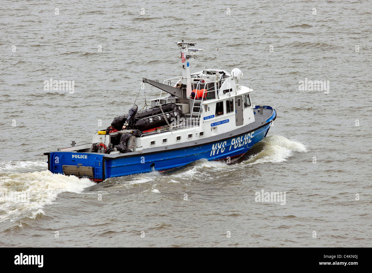 Un bateau de la police de New York patrouille l'Hudson River à Manhattan Banque D'Images