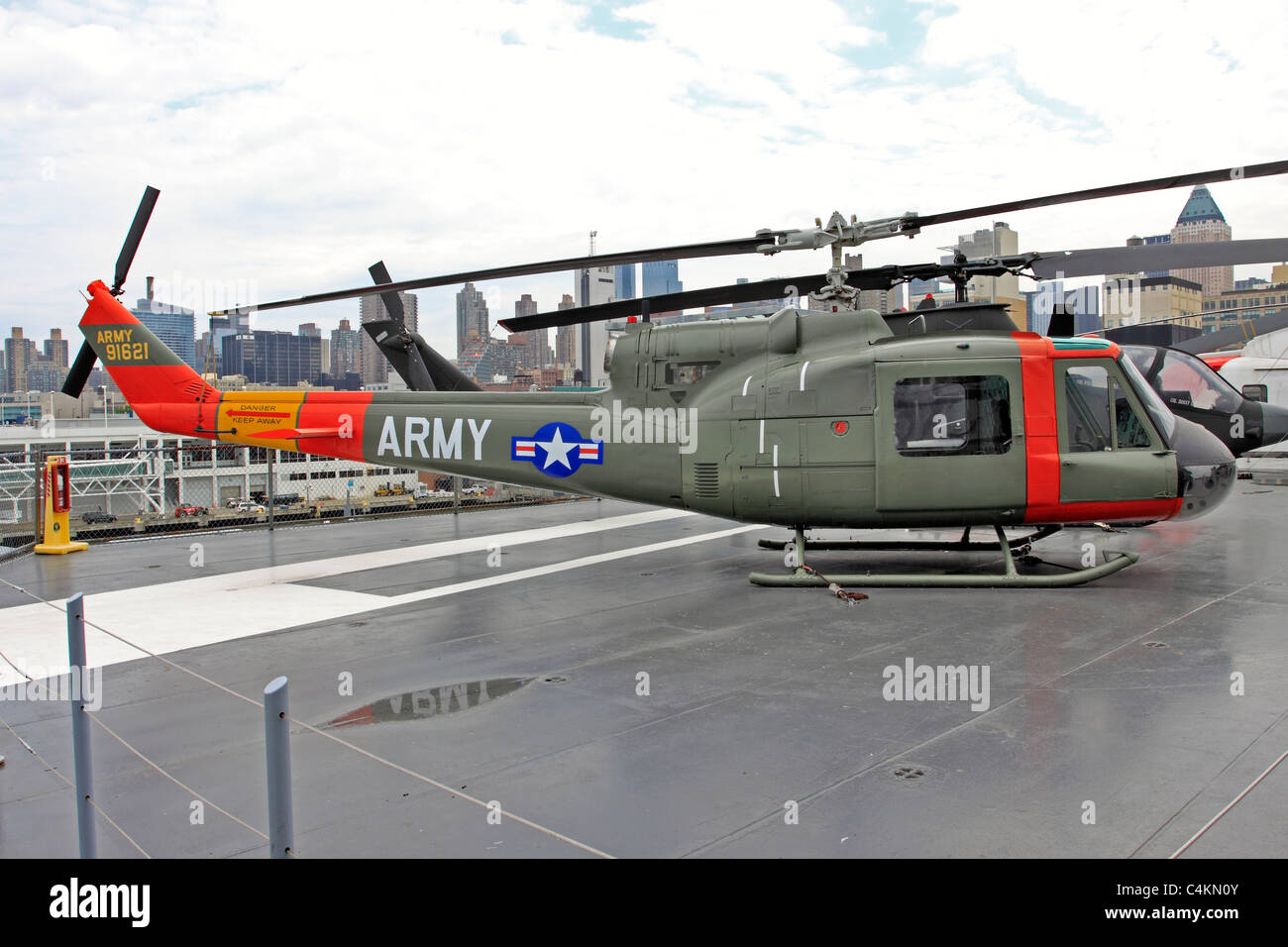 Hélicoptère de l'armée américaine dans le poste de pilotage de l'USS Intrepid Aircraft Carrier Museum sur la rivière Hudson Manhattan New York Banque D'Images